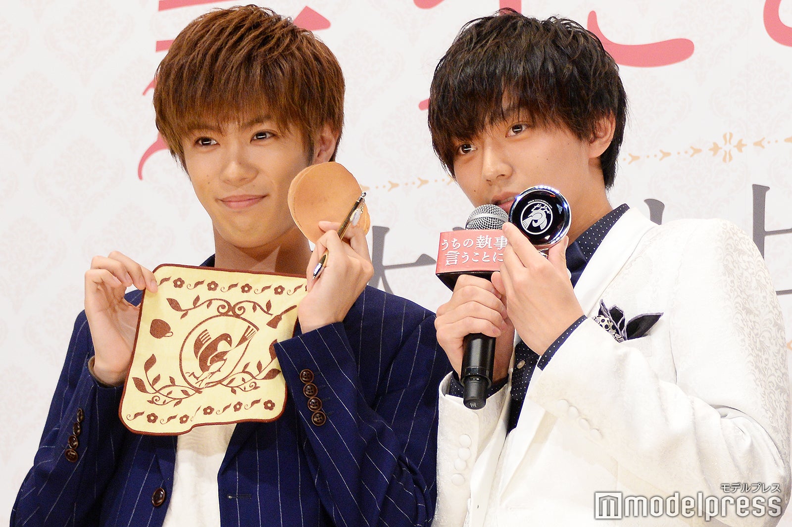 映画のオリジナルグッズを不自然に宣伝しはじめた永瀬廉（右）と神宮寺勇太（左）／（C）モデルプレス