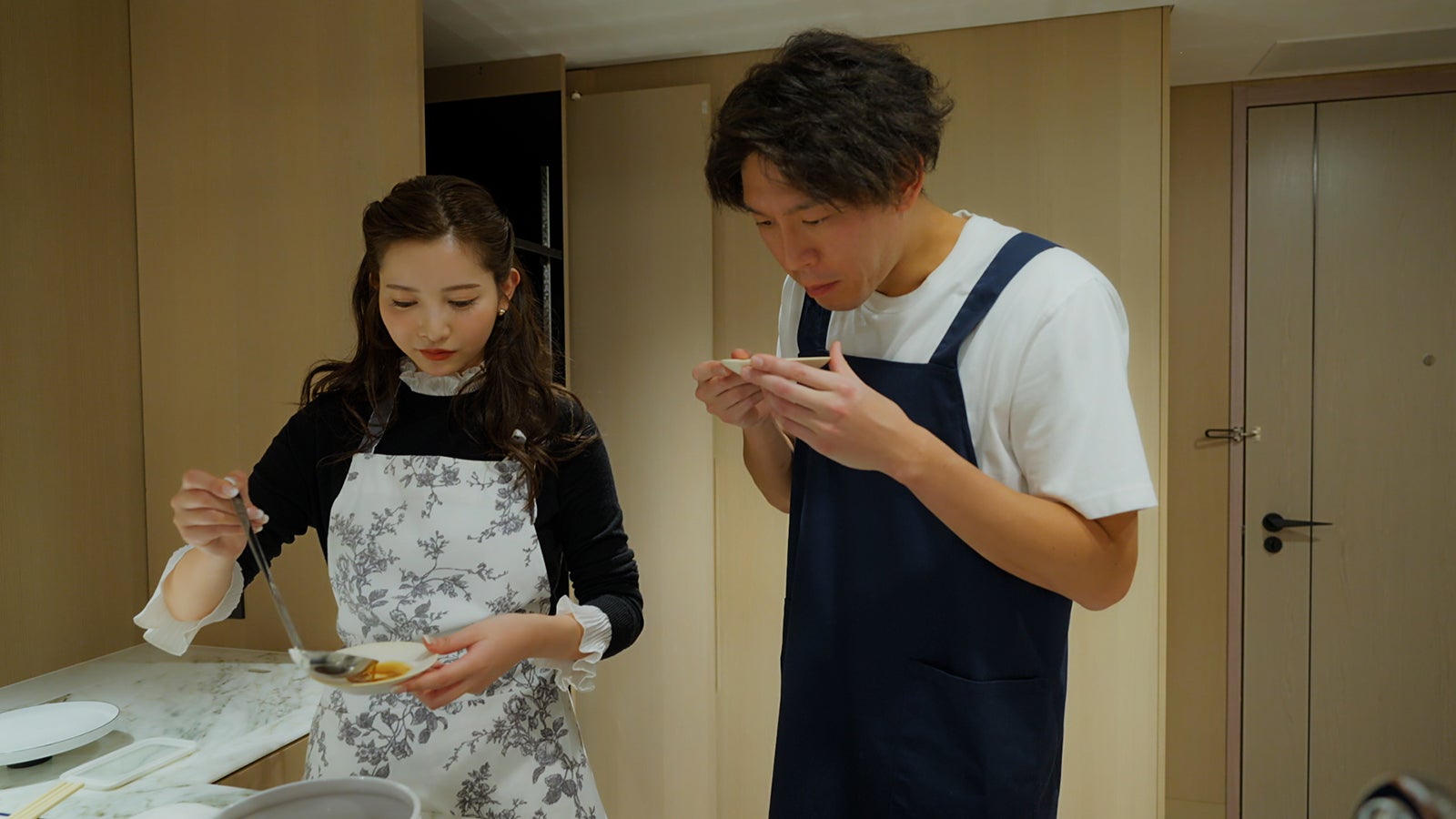 尾崎美紀、長谷川惠一「バチェロレッテ・ジャパン」シーズン9（C） 2022 Warner Bros. International Television Production Limited