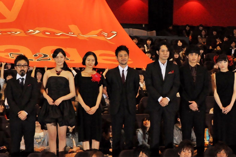 観客と記念撮影するキャストたち