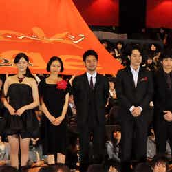 観客と記念撮影するキャストたち