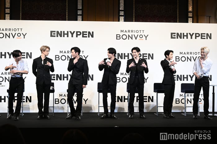 「Bite Me」ポーズ合わせに挑戦したENHYPEN/JUNGWON(ジョンウォン)、HEESEUNG(ヒスン)、JAY(ジェイ)、JAKE(ジェイク)、SUNGHOON(ソンフン)、SUNOO(ソヌ)、NI-KI(ニキ)(C)モデルプレス