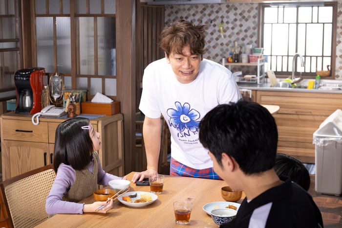 香取慎吾「日本一の最低男 ※私の家族はニセモノだった」(C)フジテレビ