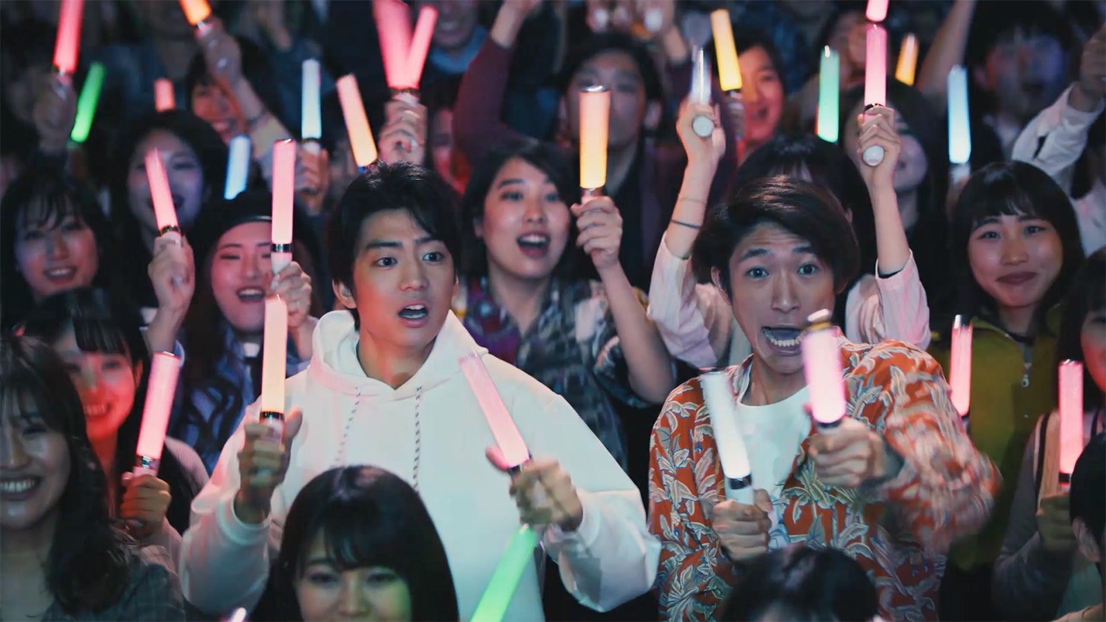 伊藤健太郎（左）／新TVCM「日向坂46」篇より（提供画像）