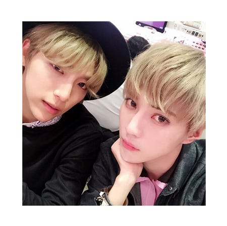 金髪ヘアのUsukeDevil(右)/UsukeDevil Instagramより