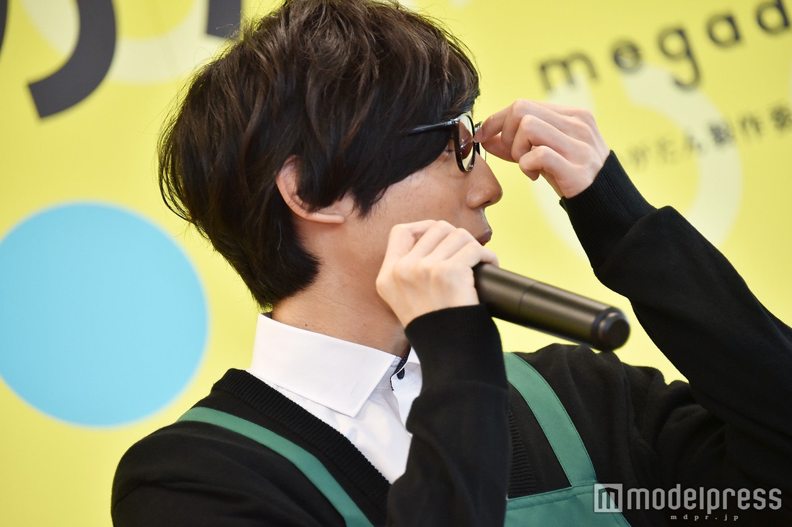メガネをかけ慣れていない有澤は違和感がある模様（C）モデルプレス