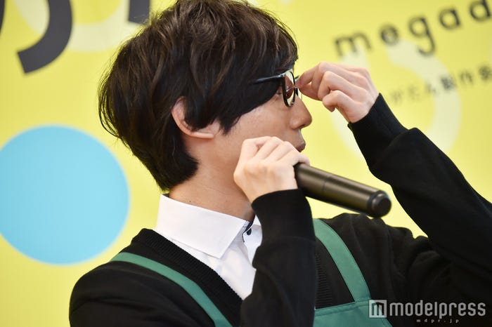 メガネをかけ慣れていない有澤は違和感がある模様(C)モデルプレス