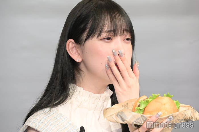 自身でカスタマイズしたハンバーガーを頬張る堀未央奈(C)モデルプレス