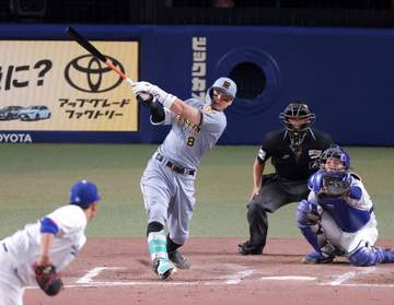 阪神 佐藤輝が3試合ぶりアーチ リーグ単独トップに立つ9号ソロ