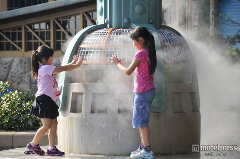 「ディズニーシー・エレクトリックレールウェイ」のポートディスカバリー側高架下のクールスポット（TDS)／（C）Disney