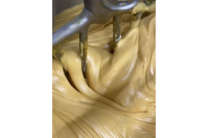 シュー皮を大きくふっくらと膨らませるため、牛乳や砂糖などを沸騰させた後、速やかに小麦粉を追加(提供写真)