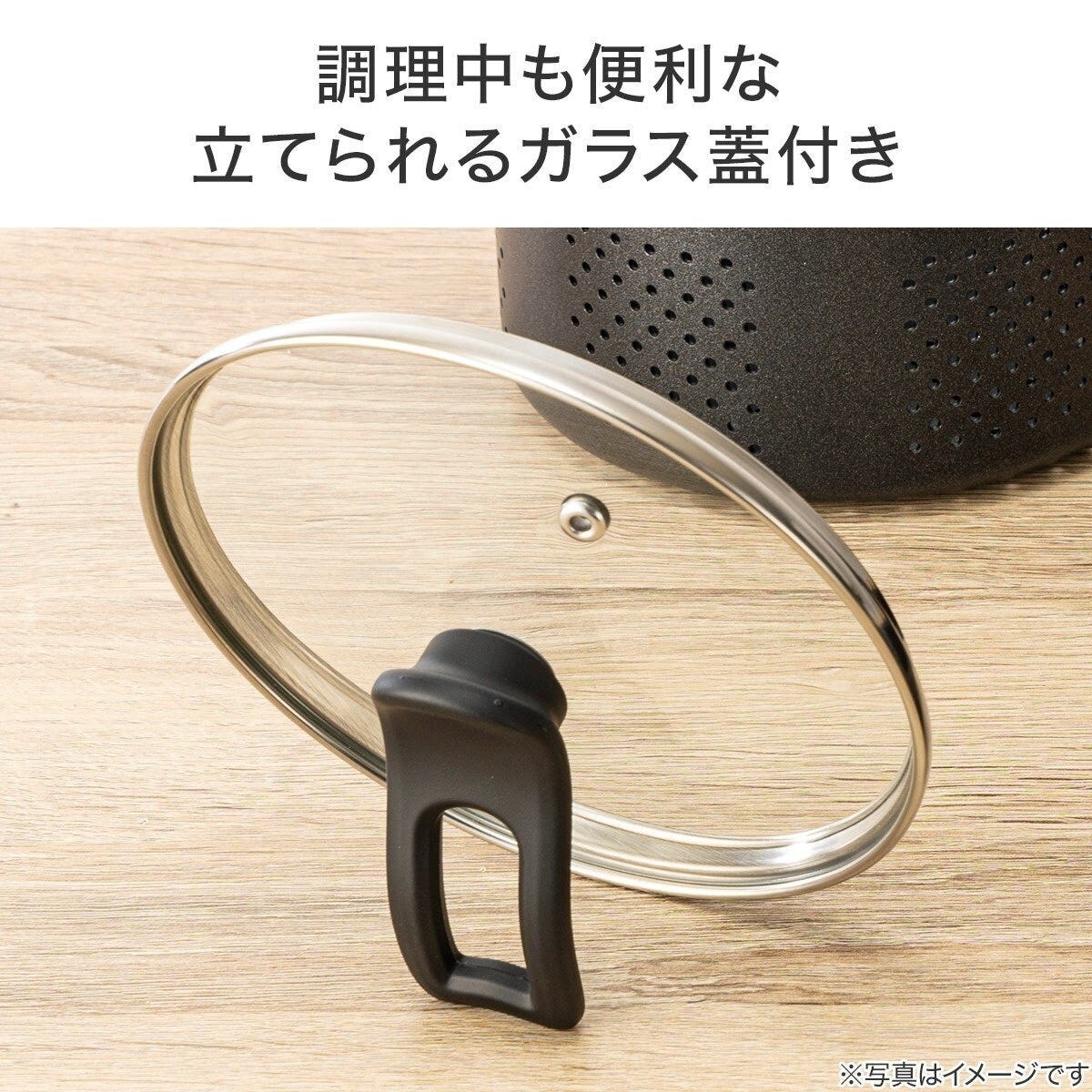 自立するガラス蓋が木製テーブルに置かれているクローズアップ