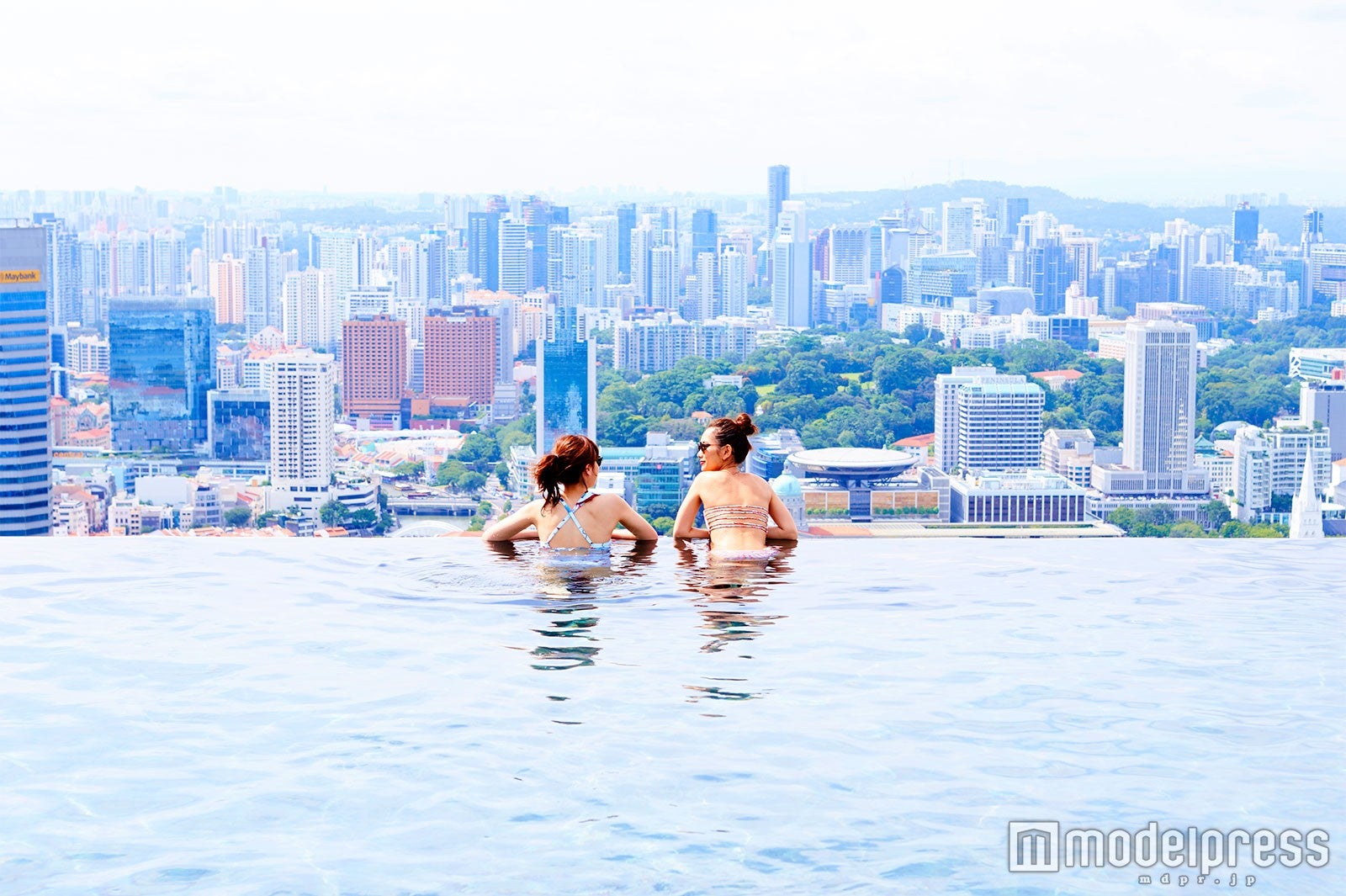 インフィニティプール／左から：村田倫子、武智志穂（C）モデルプレス