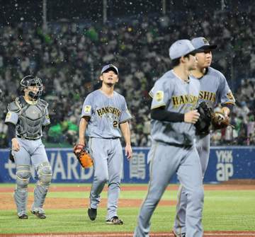 阪神が3連勝で単独首位浮上 藤川監督「雨に降られた後に得点ができた」「神宮の野球と言いますか、みんなよく頑張ってくれた」