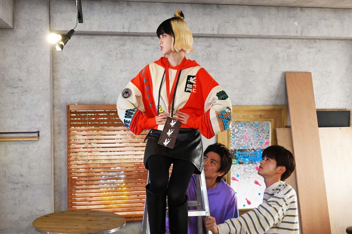 お団子ヘアの平手友梨奈「六本木クラス」(C)Kwang jin/tv asahi