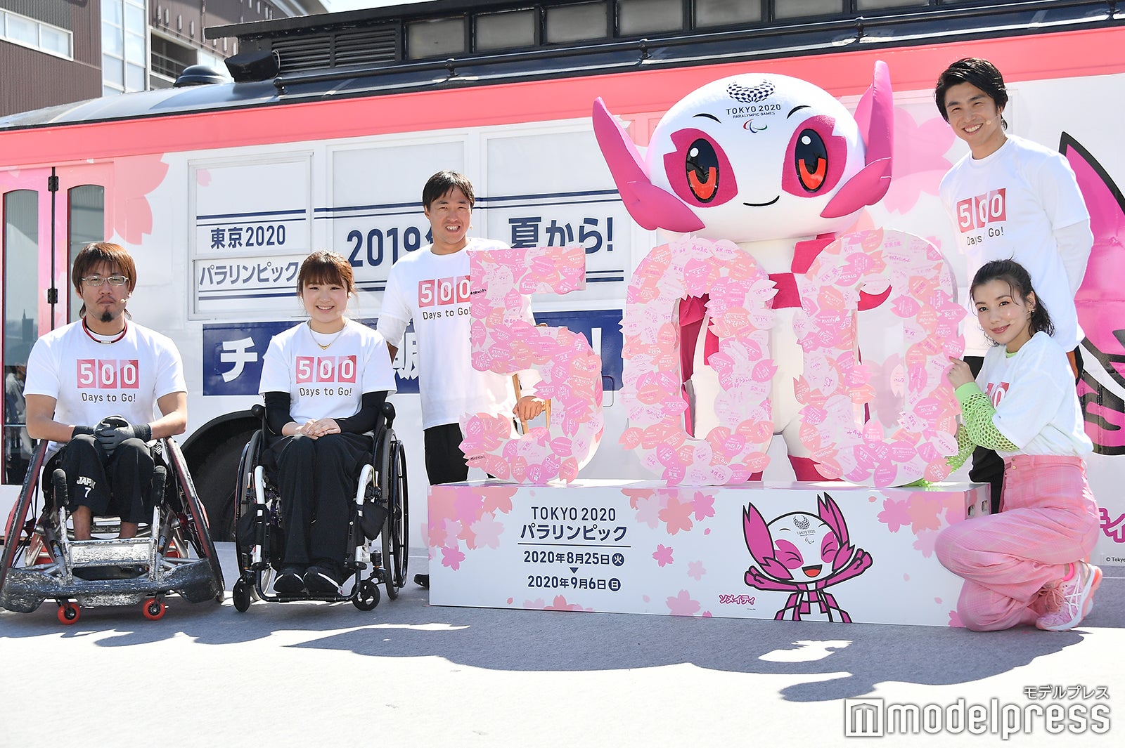 池崎大輔選手、里見紗李奈選手、木村潤平選手、中尾明慶、仲里依紗 （C）モデルプレス