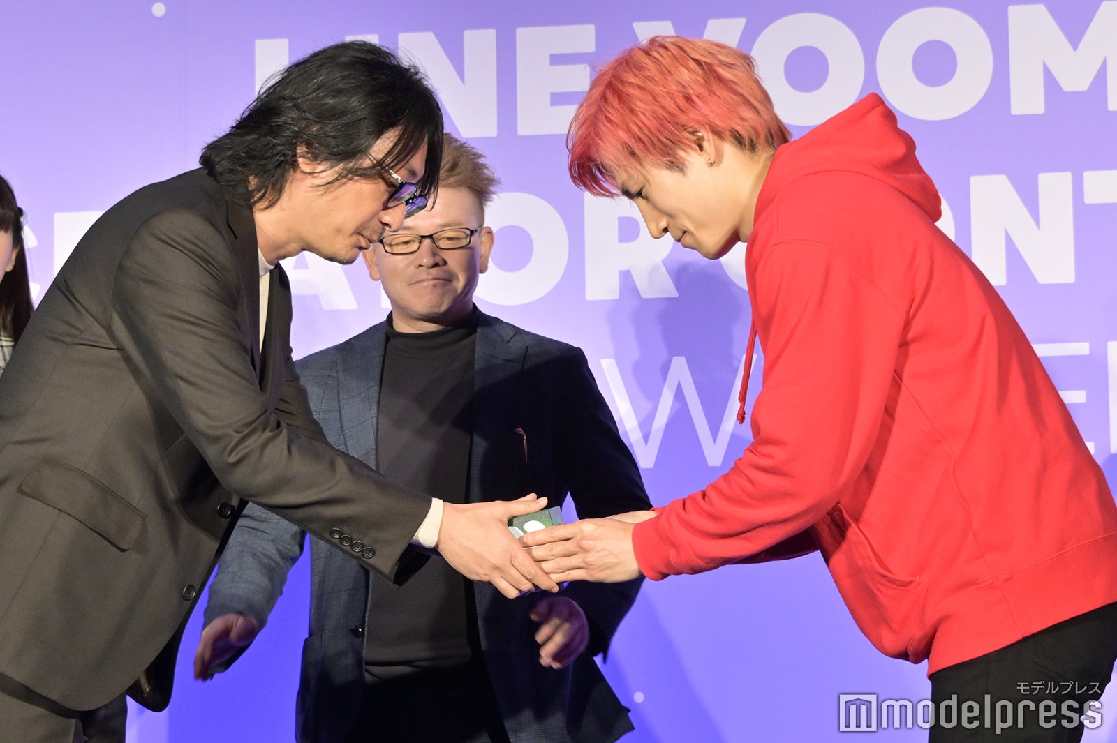 （右）オムライス兄さん（C）モデルプレス