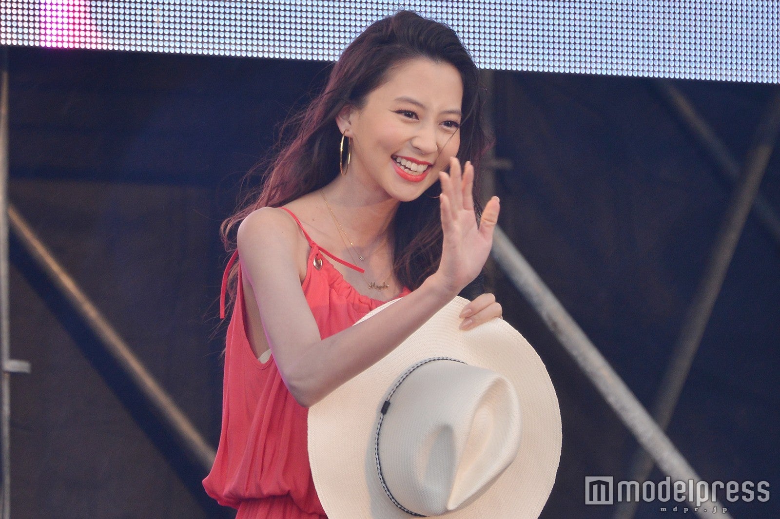 河北麻友子in沖縄、“雨天に負けない”エレガントなリゾートスタイルで魅了