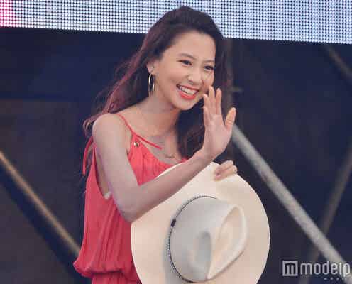 河北麻友子in沖縄、“雨天に負けない”エレガントなリゾートスタイルで魅了