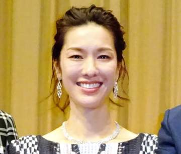 「歳を取らない人っているんだ！」父は世界的デザイナーの女優 51歳の近影に驚きの声「どんどんお綺麗に」「脚長っ♥」