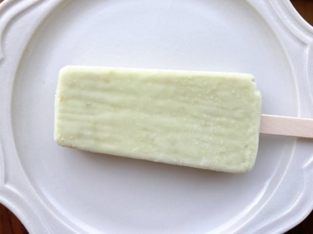 ずんだをイメージした黄緑色のアイスバー