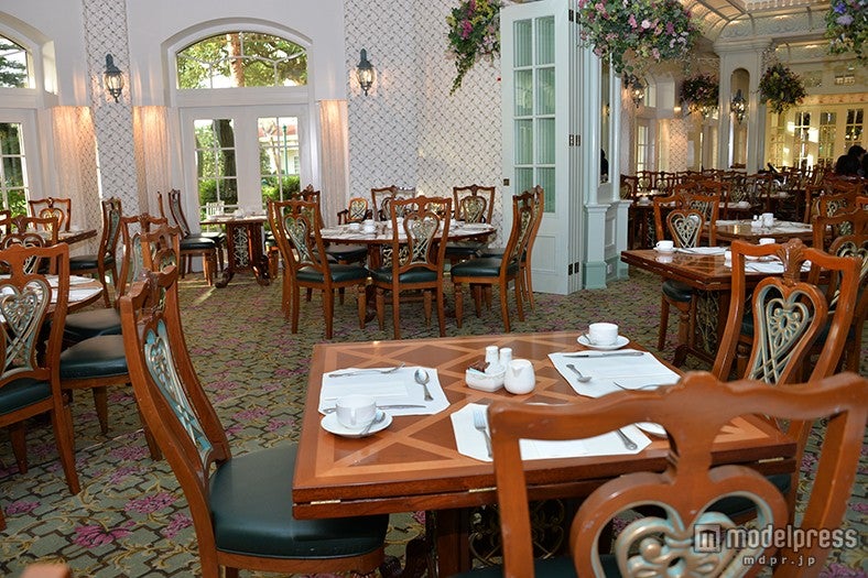 「エンチャンテッド・ガーデン・レストラン」