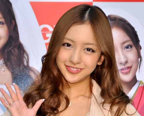 AKB48板野友美、キュートに7変化 脱退メンバー2人にコメント
