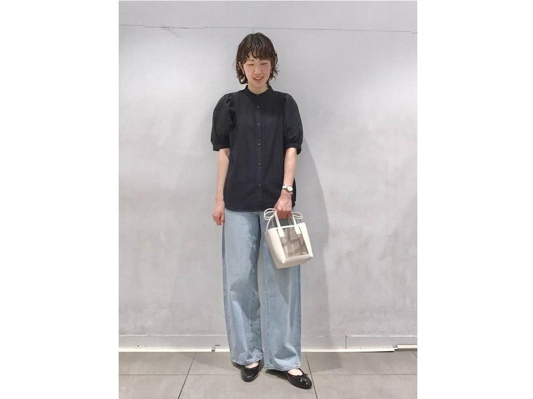甘めブラウスとデニムで大人のカジュアルコーデに　出典：StyleHint