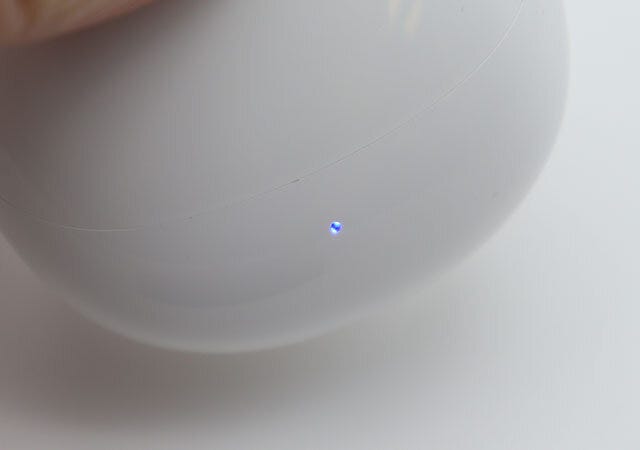 インナーイヤー型完全ワイヤレスステレオイヤホン(ホワイト) 充電中 インナーイヤー型完全ワイヤレスステレオイヤホン(ホワイト) 充電中