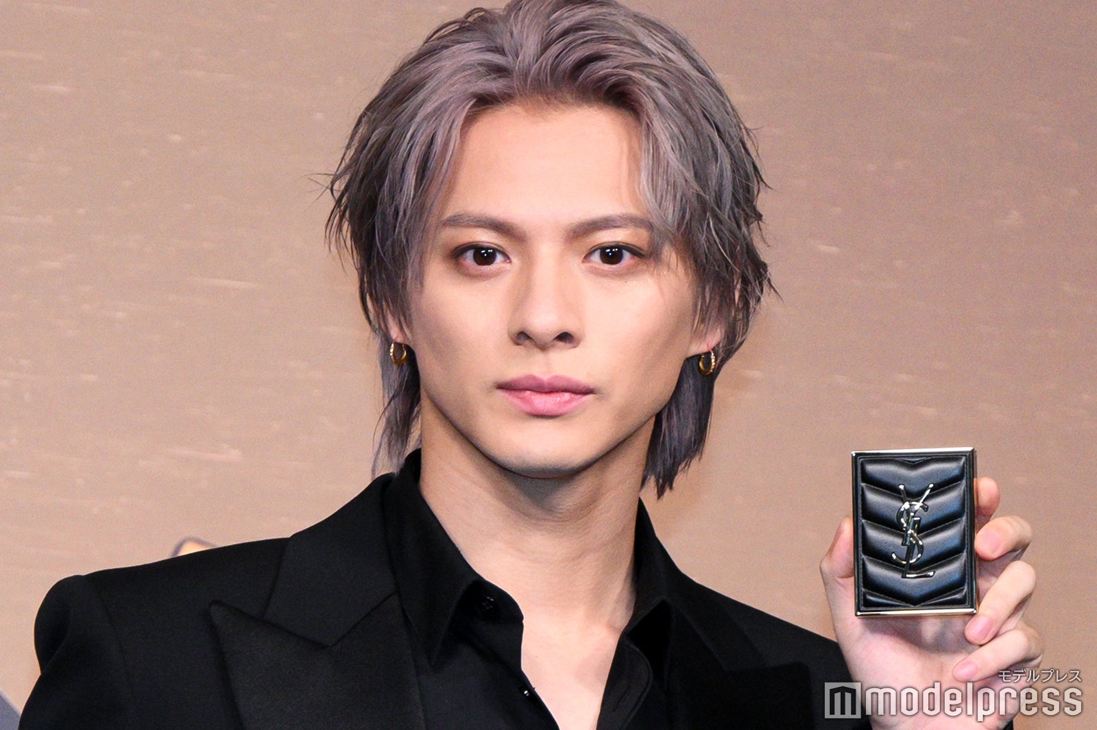 Number_i平野紫耀、ラメ輝くアイメイク＆黒スーツで大人の色気放つ パリでのロマンティックな思い出明かす【YSL LOVESHINE FACTORY】