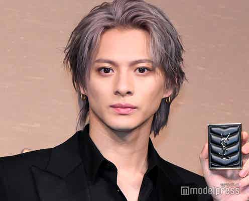 Number_i平野紫耀、ラメ輝くアイメイク&黒スーツで大人の色気放つ パリでのロマンティックな思い出明かす【YSL LOVESHINE FACTORY】