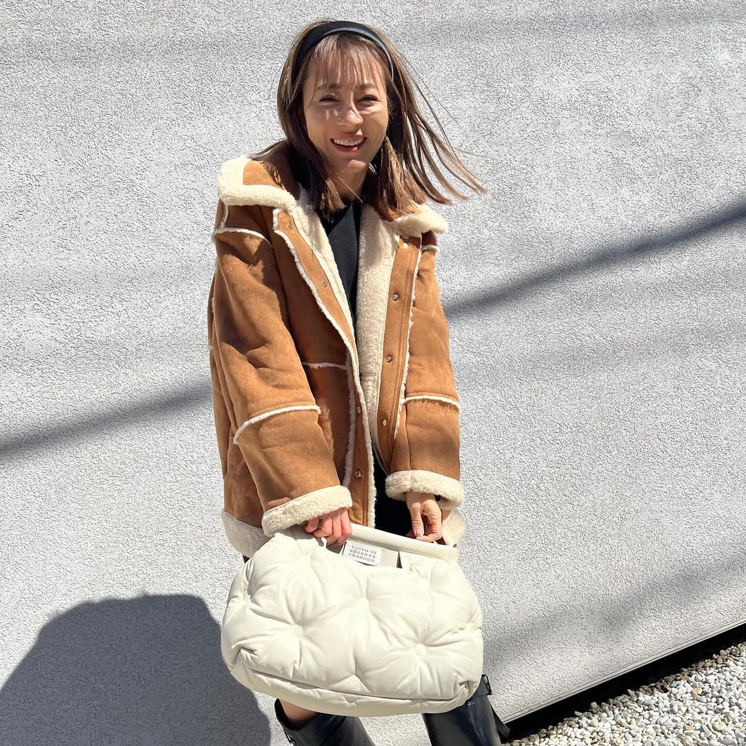 新山千春、ほっそり美脚際立つミニ丈ワンピ姿に絶賛の声 “毎日パンツスタイル”から印象ガラリ