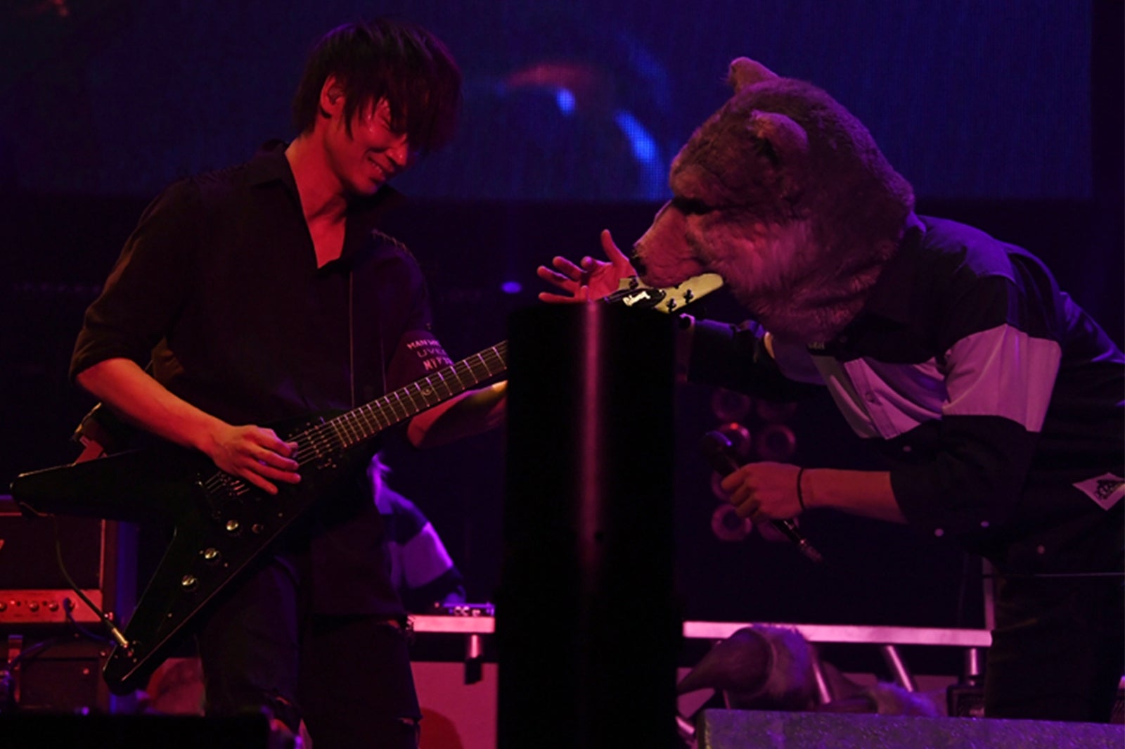 綾野剛＆MAN WITH A MISSION（提供写真）
