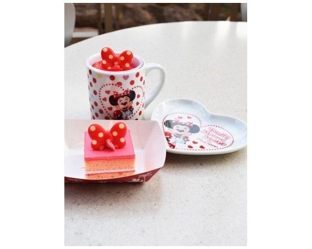 手前がミックスベリーケーキ スーベニアプレート付き850円。奥がラズベリームース＆ストロベリーゼリー スーベニアカップ付き850円。いずれも、東京ディズニーランドは「スウィートハート・カフェ」、東京ディズニーシーは「ザンビーズ・ブラザーズ・リストランテ」にて提供