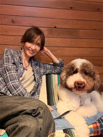 工藤静香、愛犬と寄り添うほっこり2ショット公開「しーちゃんの笑顔に癒されます」