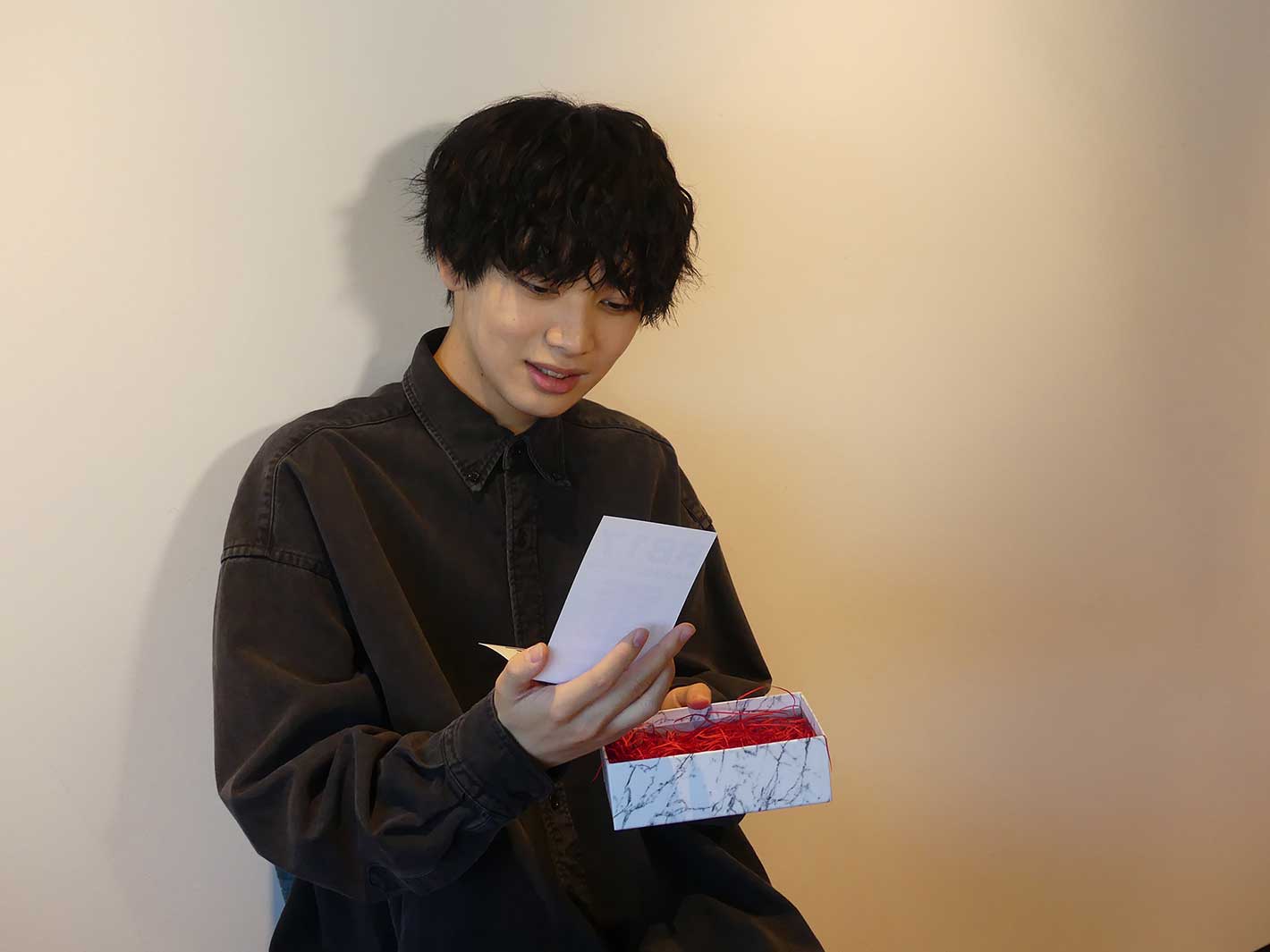 サプライズで重版決定の報告を受ける宮世琉弥（C）SDP