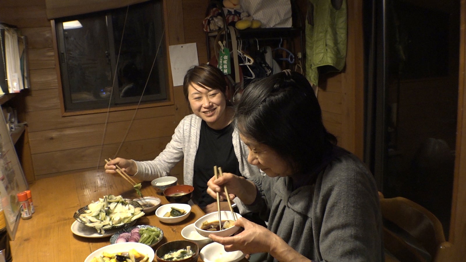 齋藤瑠璃子さん（奥）（画像提供：カンテレ）