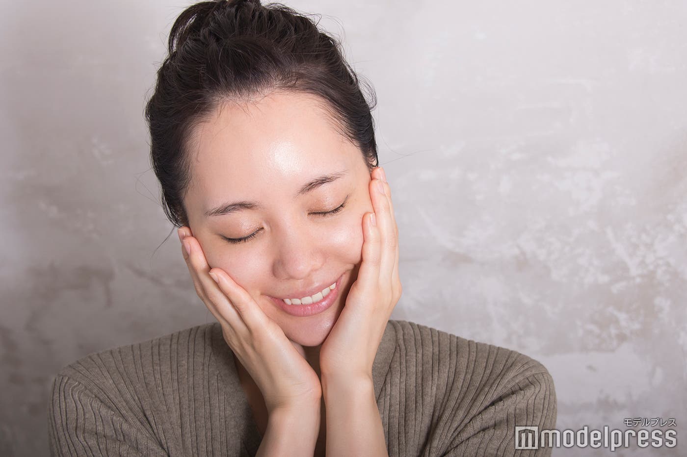 シンプルなスキンケアでも、しっとりうるおう(C)モデルプレス