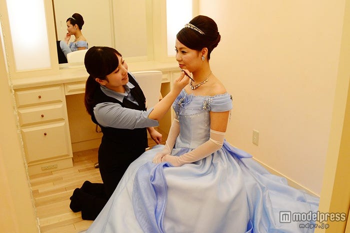 シンデレラのヘアメイクが施される
