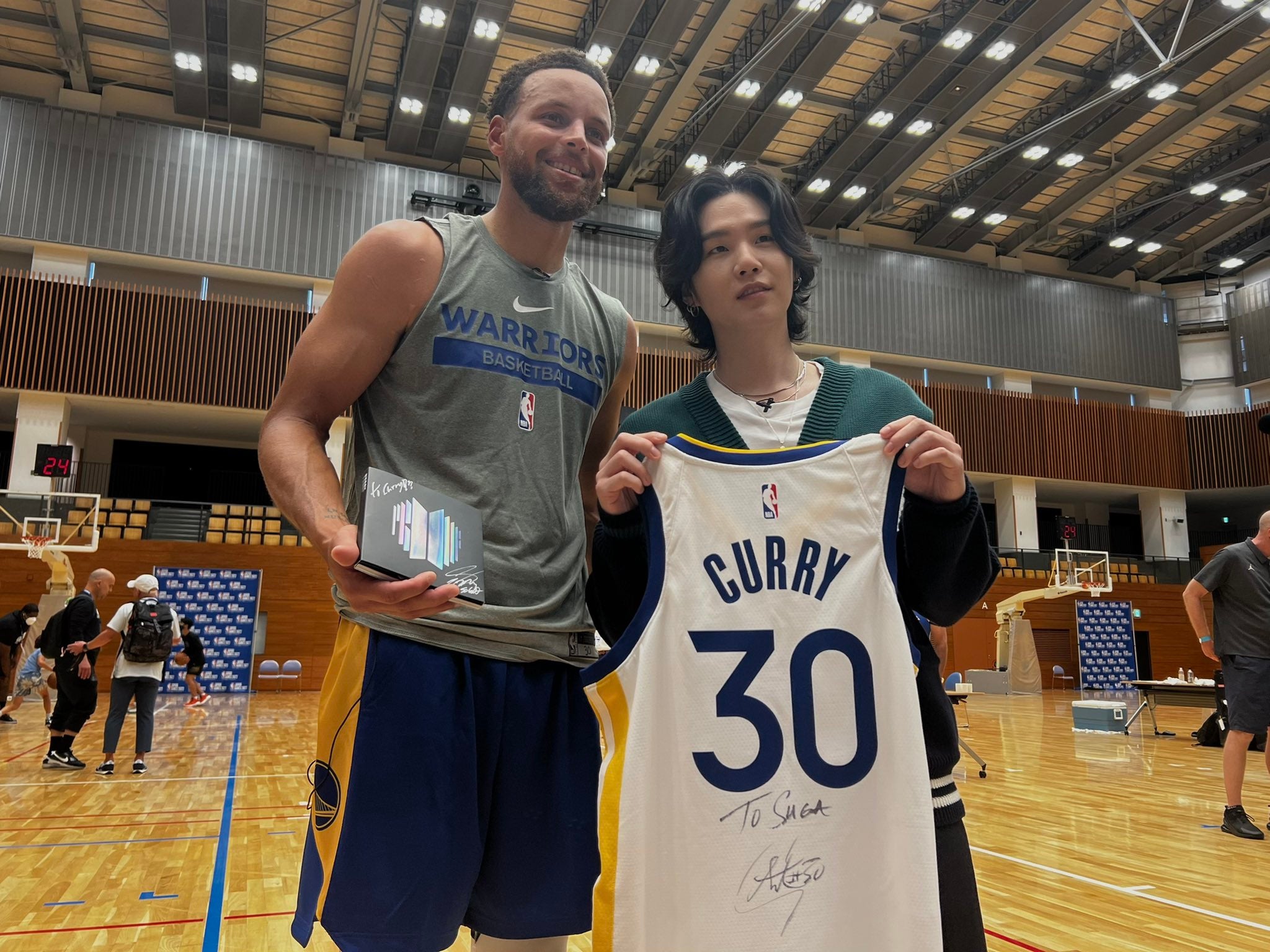 来日中のBTS・SUGA、東京でバスケチーム・ウォリアーズと交流 ステファン・カリー選手らとの2ショット続々公開で話題