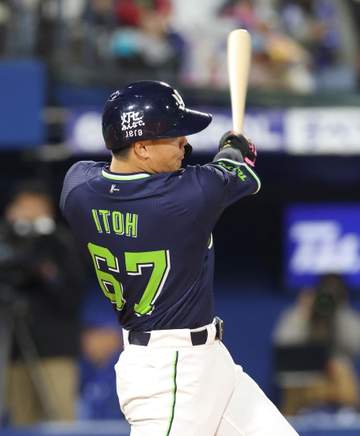 ヤクルト 8番の伊藤が衝撃の逆転2ラン 球場はざわつき騒然