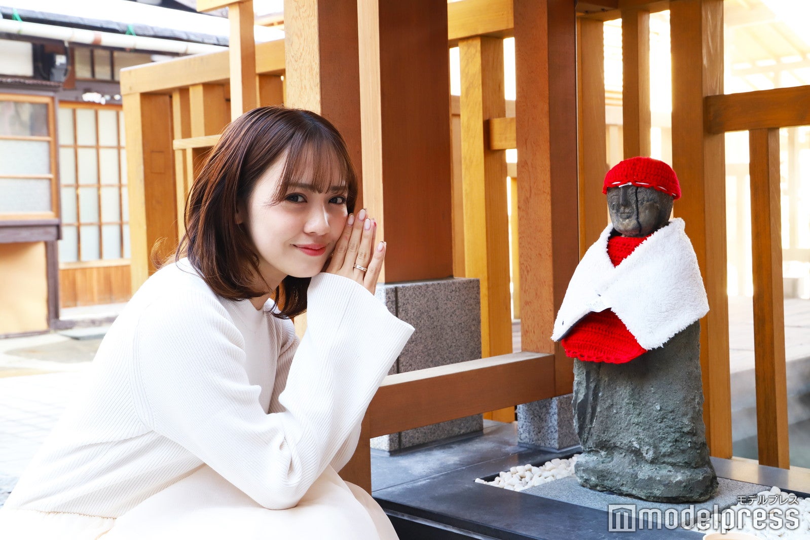 地蔵源泉の前に佇む小さなお地蔵様にご挨拶（C）モデルプレス