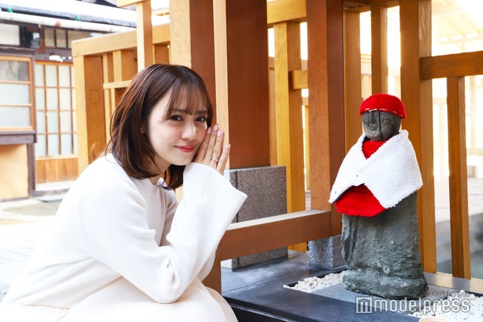 地蔵源泉の前に佇む小さなお地蔵様にご挨拶（C）モデルプレス