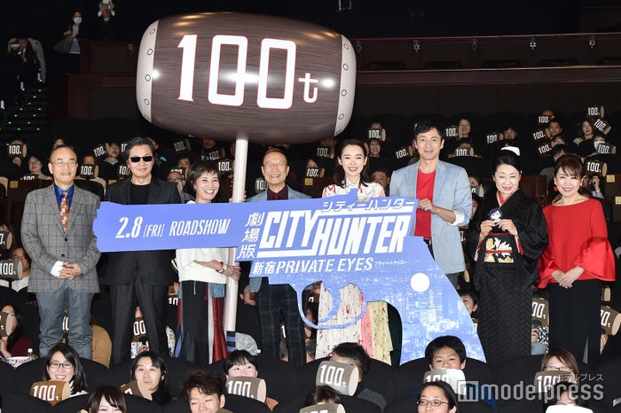 左より:こだま兼嗣監督、北条司氏、伊倉一恵、神谷明、飯豊まりえ、徳井義実、一龍齋春水、小山茉美 (C)モデルプレス