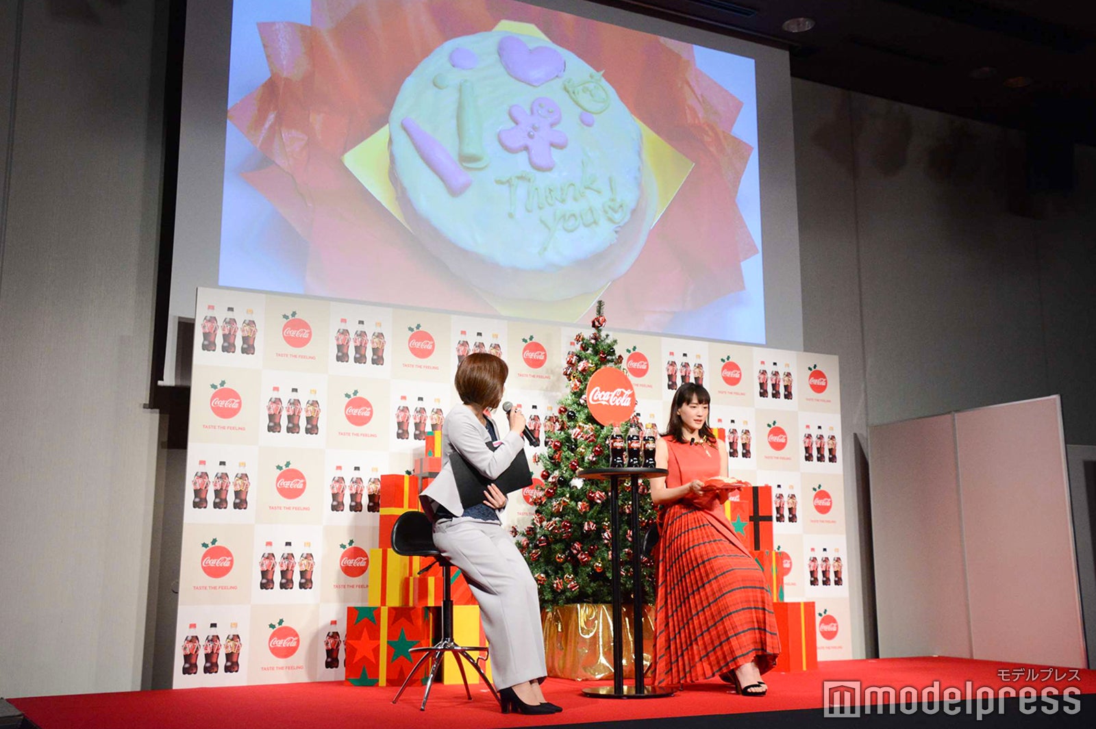 綾瀬はるかがデコレーションしたケーキも登場（C）モデルプレス