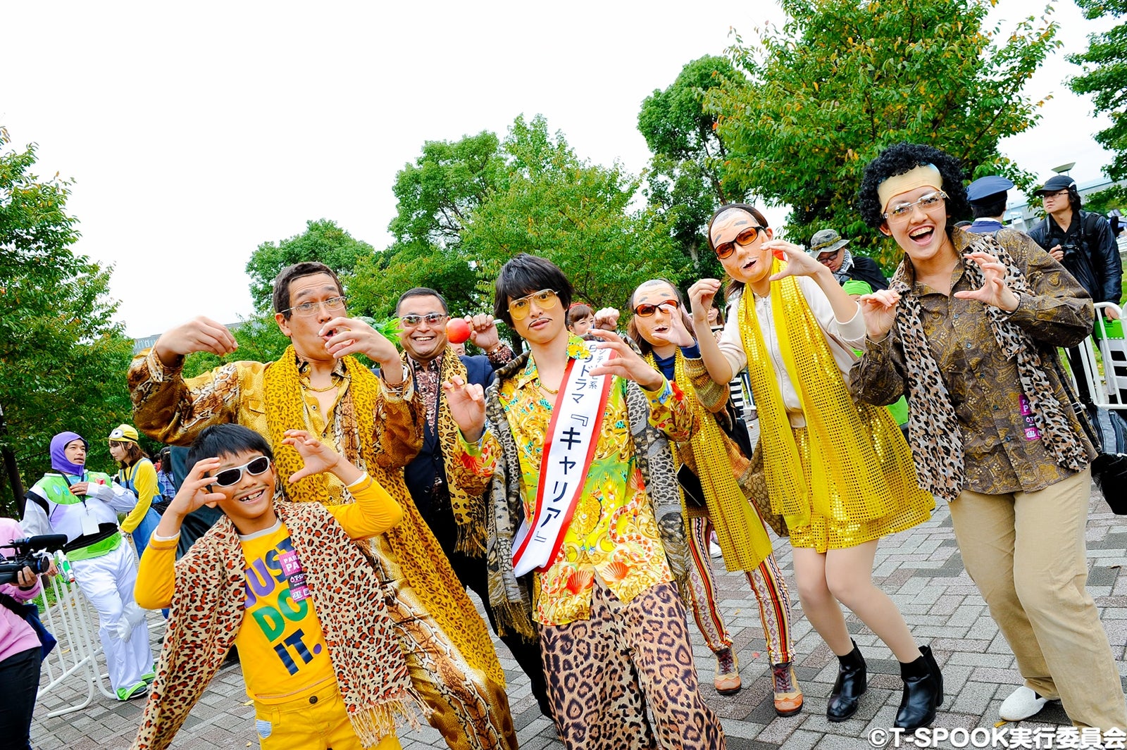 ピコ太郎、白洲迅（中央）、ピコ太郎仮装の人々 （C）T-SPOOK実行委員会