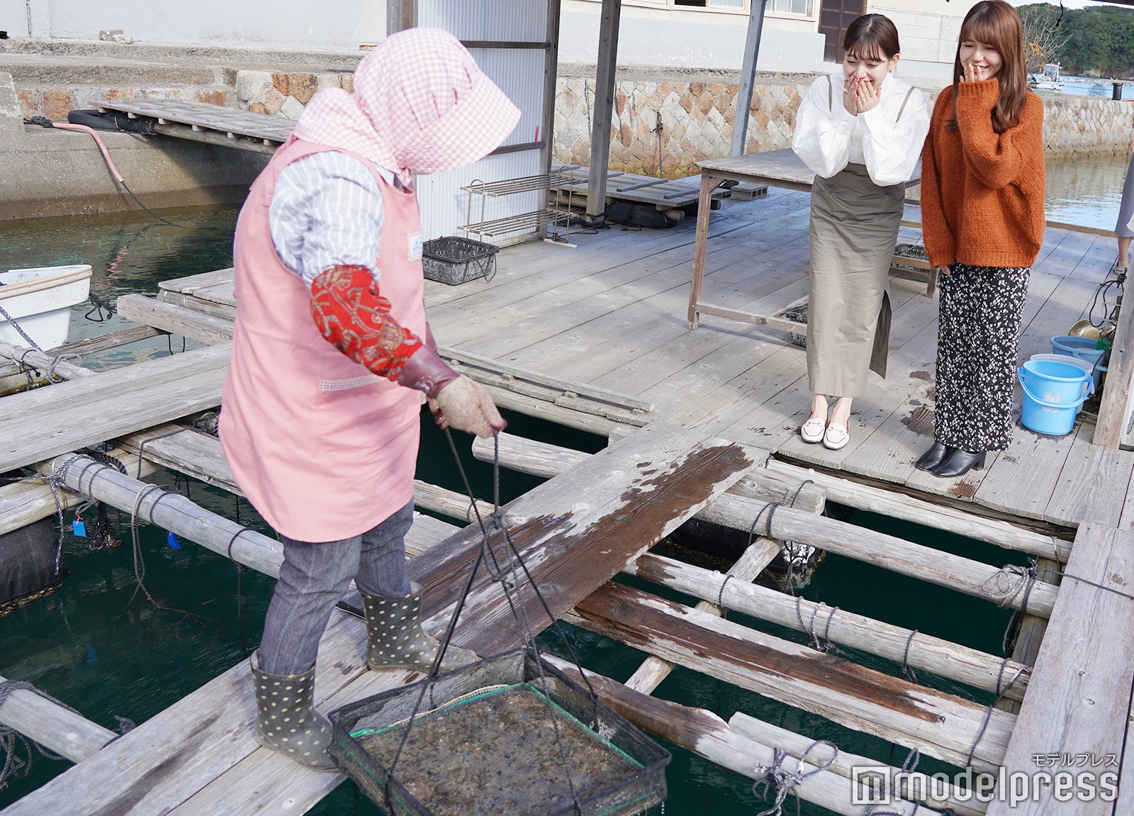 綺麗な海の底で育った貝たちを引き上げます （C）モデルプレス