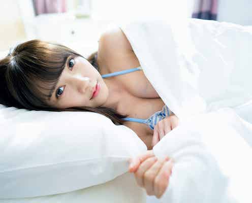 桃月なしこと“おうちデート” たわわバストのぞくビキニ姿