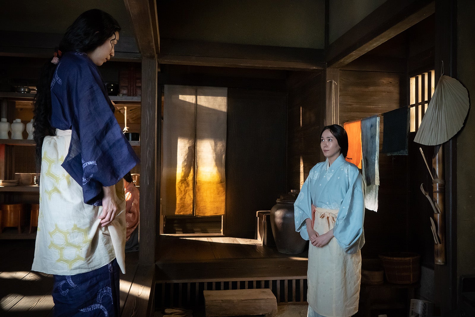 （左から）江口のりこ、新垣結衣（C）NHK