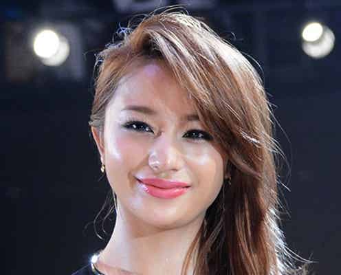 高橋メアリージュン、谷間あらわなブラックドレスで魅了
