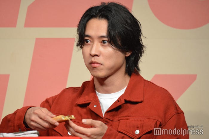 ピザを頬張る山崎賢人(C)モデルプレス